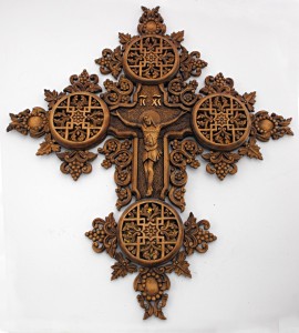 Снимка на кръст с дърворезба